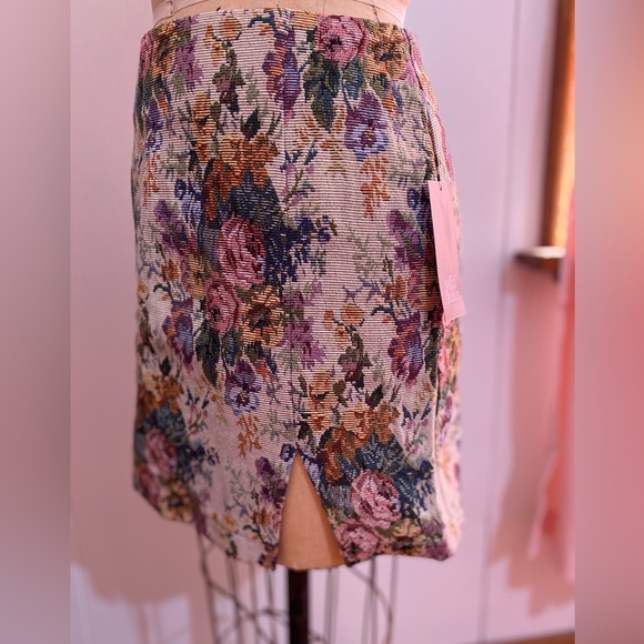 Floral Mini Skirt - Picture 3 of 6